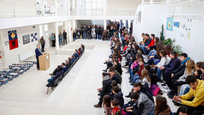 Koordinatori Hoti shpërblen me sete librash nxënësit në Novobërdë