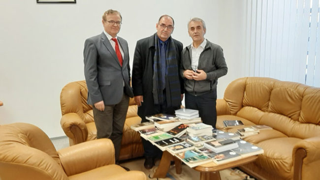 Dhuron libra për Bibliotekën e Qyteti të Gjilanit