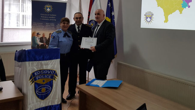 Kryetari i Vitisë nderohet me falënderim nga Policia e Kosovës