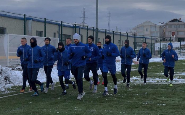 Në borë e në shi, Drita nuk i ndal stërvitjet