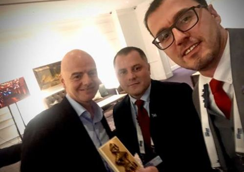 Shoqata e Gazetarëve Sportivë të Kosovës me dhuratë për presidentin e FIFA-s