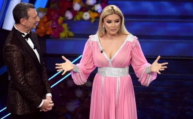 Prezantuesja shqiptare, Alketa Vejsiu shkëlqen në Festivalin e Sanremos në Itali