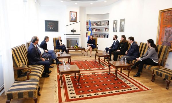 Ministrja Dumoshi takon drejtuesit vendor dhe ndërkombëtarë të pinpongut