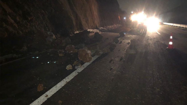 Si pasojë e reshjeve ka pasur rrëshqitje të dheut në autostradën “Ibrahim Rugova”