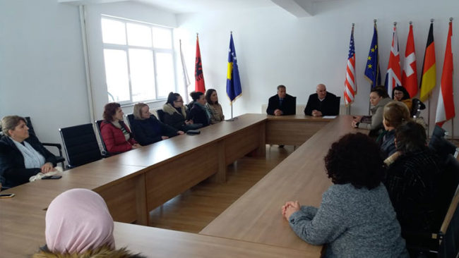 Gratë sipërmarrëse mund t’i shfrytëzojnë shtandet e vendosura në sheshin “Calmy Rey”