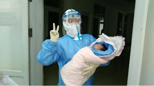 Kinë: Shtatzëna me koronovirus lind foshnjë të shëndetshme