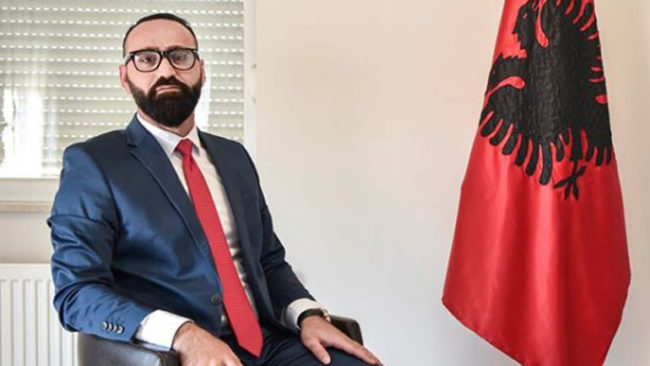 Maloku: Në pasqyrë shikojeni vetveten!