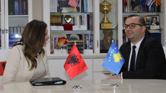 Ismajli e Haxhiu lansojnë projektin e shkëmbimit të nxënësve “Si në shtëpinë tënde”