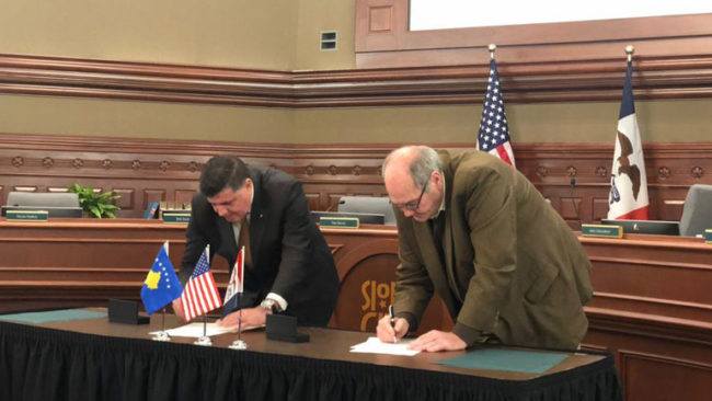 Lutfi Haziri e Bob Scott nënshkruajnë marrëveshjen për binjakëzimin e Gjilanit me Sioux City të SHBA’ve