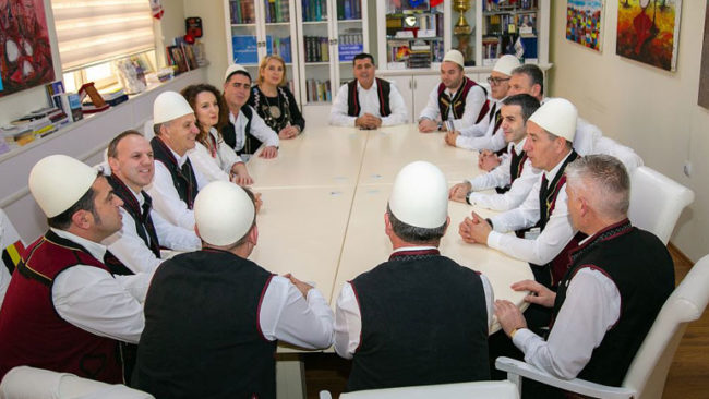 Lutfi Haziri mban mbledhje me drejtorët me veshje tradicionale