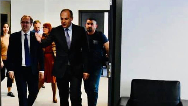 Enver Hoxhaj ia dorëzon detyrën zëvendëskryeministrit të ri Avdullah Hotit