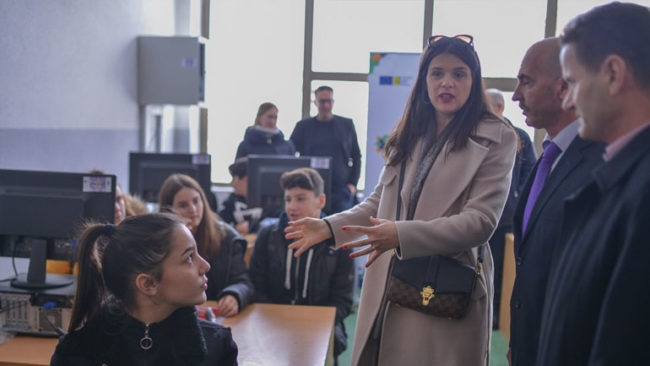 Kabineti i Rogaçicës furnizohet me dhjetë kompjuterë