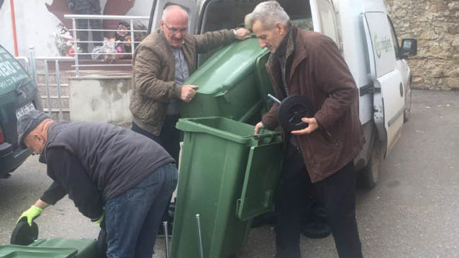 Fshati Karaçevë e Epërme furnizohet me kontejnerë
