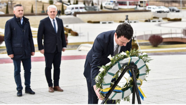 Kryeministri Kurti bëri homazhe te Kompleksi Memorial “Adem Jashari” në Prekaz