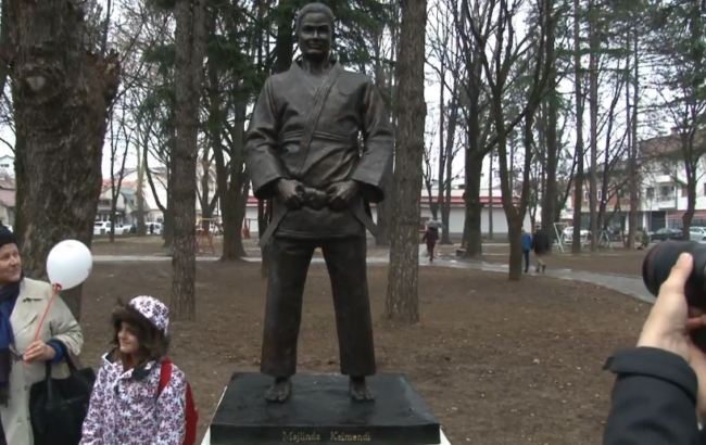 Zbulohet shtatorja e xhudistes, Majlinda Kelmendi në Pejë