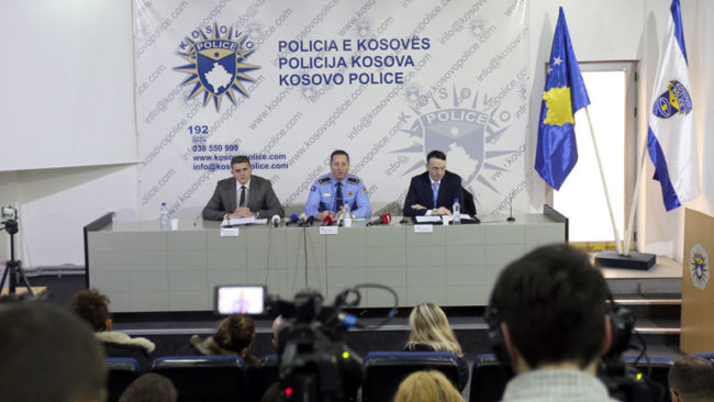 Policia e Kosovës arrestoi tre persona të dyshuar, prej tyre dy persona zyrtarë