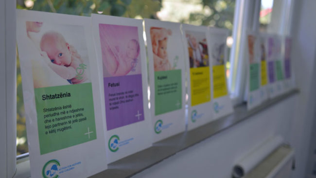 Klasa këshilldhënëse për nëna dhe fëmijë në Kamenicë dhuron vitamina falas