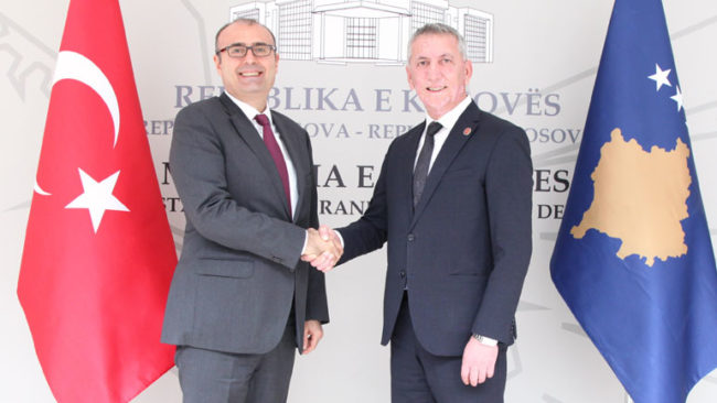 Ministri i Mbrojtjes priti në vizitë ambasadorin e Republikës së Turqisë