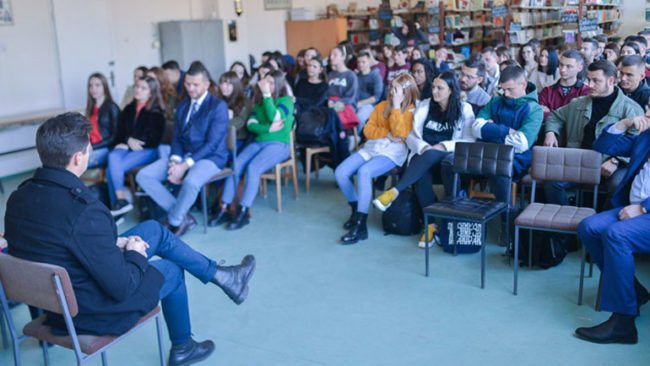 Jepet shfaqja “Psikoteatër” me regjisore Natyrë Kallaba