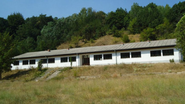 Shkolla e Livoçit i dhuron asaj në Zarbicë banka shkollore dhe karrige