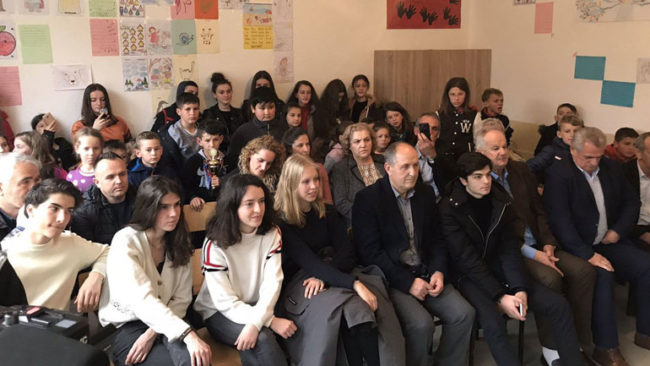Studentet francez dhanë një donacion për nxënësit e shkollës së fshatit Buzovik