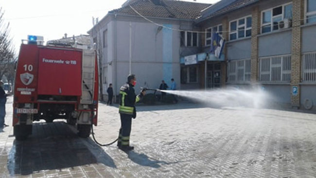 Dezinfektohen rrugët, trotuaret, sheshet dhe hapësirat publike të institucioneve