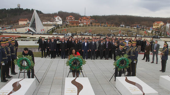 Ministri i Mbrojtjes dhe Komandanti i FSK-së, bënë homazhe në Kompleksin Memorial në Prekaz