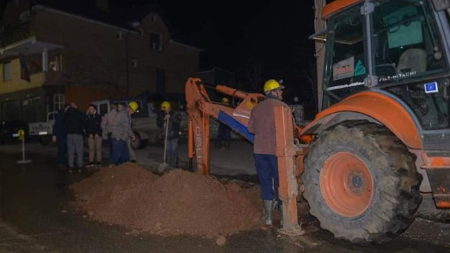 Rregullohet gypi i ujit në lagjen “Malësia”