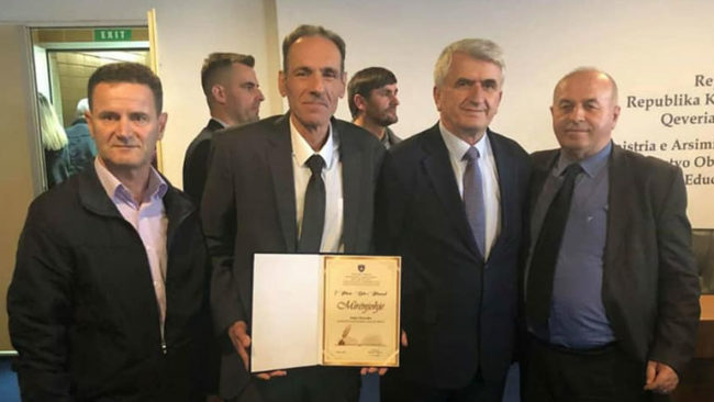 MASHT i ndan mirënjohje Jahja Dërmaku për kontributin e dhënë në fushën e arsimit dhe edukimit