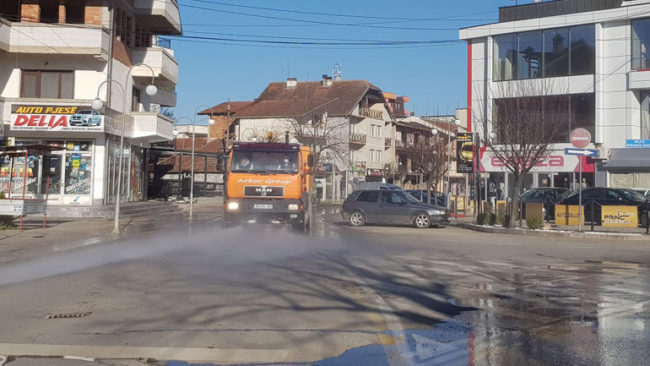 Vitia po i pastron me ujë rrugët e qytetit