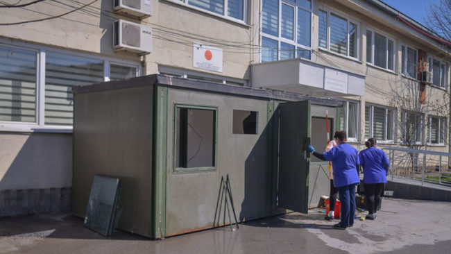 Vendoset kontejneri dhe tenda për triazhim jashtë objektit të QKMF-së në Kamenicë dhe QMF-së në Roganë