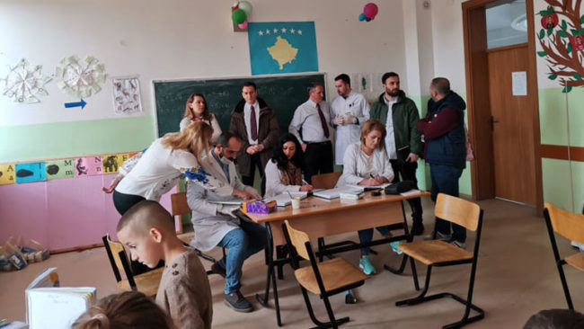 Mjekët me kontrolle sistematike të nxënësve në shkollën fillore “Dëshmorët e Kombit”