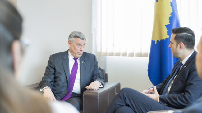 Ministri Abdixhiku pret në takim ambasadorin Kosnett