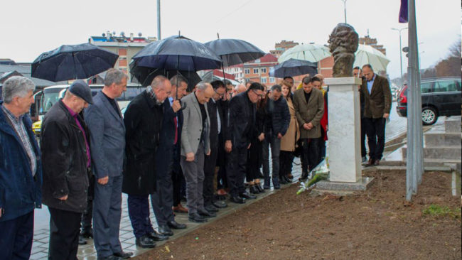 Lutfi Haziri: Në 30-vjetorin e LDK’së, gjunjëzohemi për sakrificën e burrave dhe grave të Gjilanit