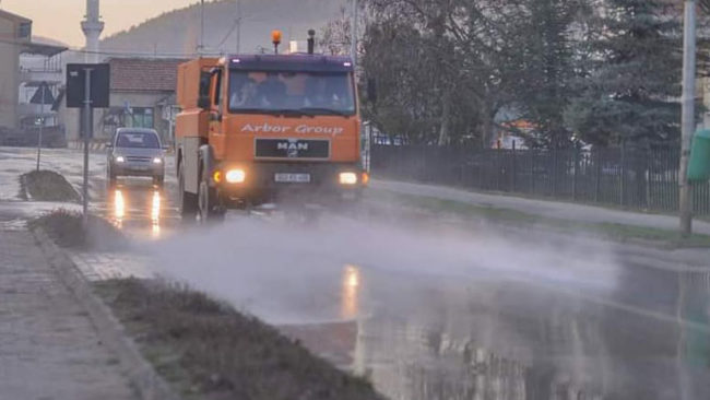 Pastrohen rrugët në Kamenicë, si masë shtesë mbojtëse për parandalimin e përhapjes së COVID-19