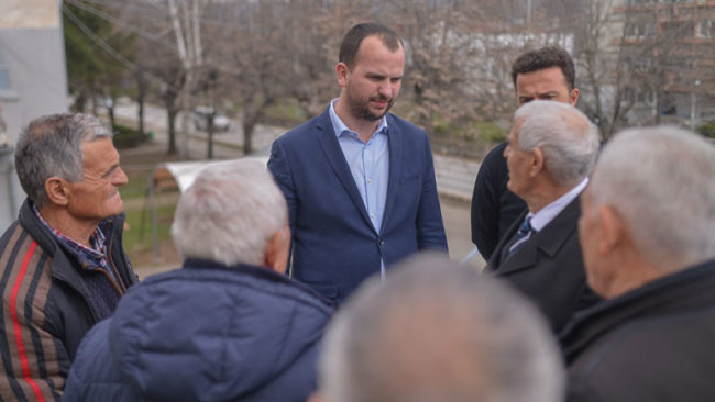 Kryetari Kastrati takon pensionistët e Kamenicës, diskuton për problemet që kanë