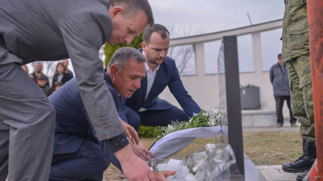 Inaugurohet pllaka përkujtimore dhe bëhen homazhe për nder të “Epopesë së UÇK-së”
