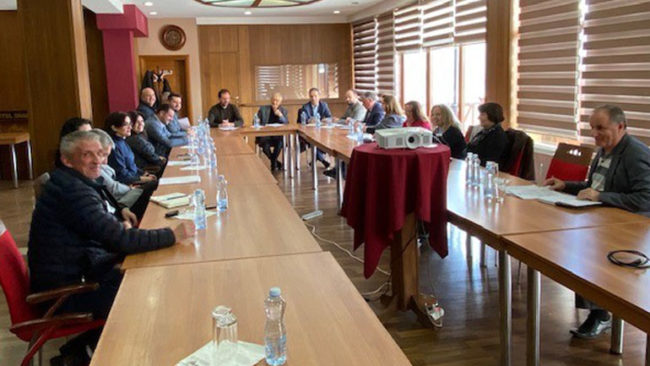Mbahet punëtoria për personat e pagjetur