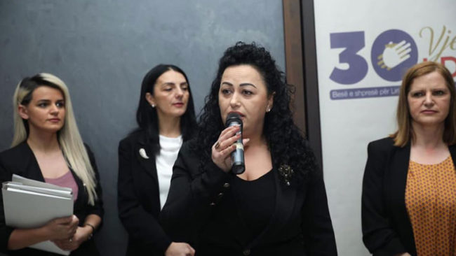 FG i LDK në Gjilan nderon me mirënjohje familjet e dëshmorëve dhe veteranet e arsimit