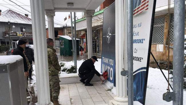 Vitia kujton sulmet ajrore të NATO-s kundër caqeve ushtarake e policore serbe