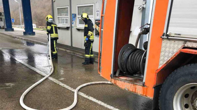 Ekipi i Zjarrëfikësve pastron pikën kufitare “Dheu i Bardhë”