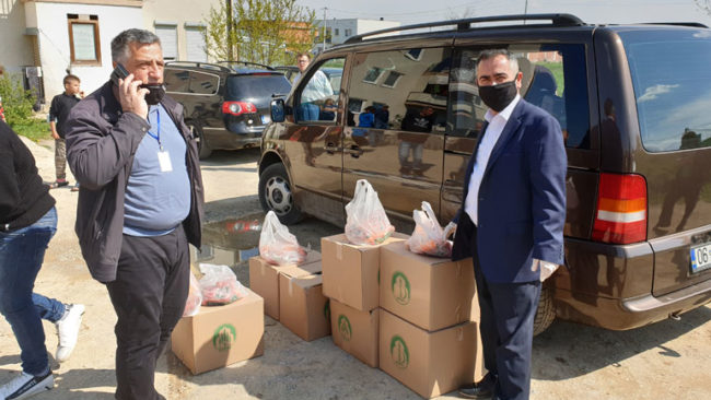 Shoqata Humanitare “BereqetI” dhuroi pako ushqimore për 53 familje të dy ndërtesave sociale