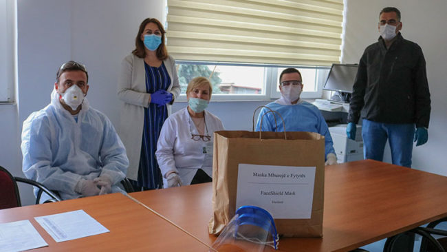 Dhurohen maska 3D donacion për stafin shëndetësor të QKMF-së