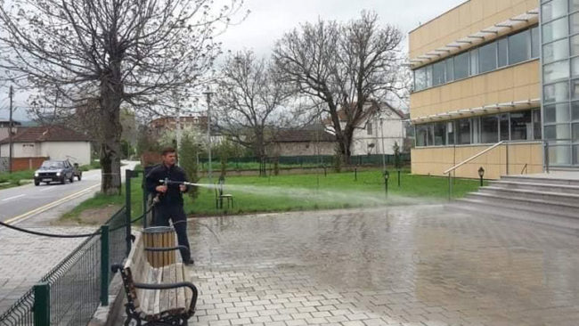 Komuna e Vitisë bën pastrimin dhe klorifikimin e hapësirave të ndryshme në qytetin e Vitisë