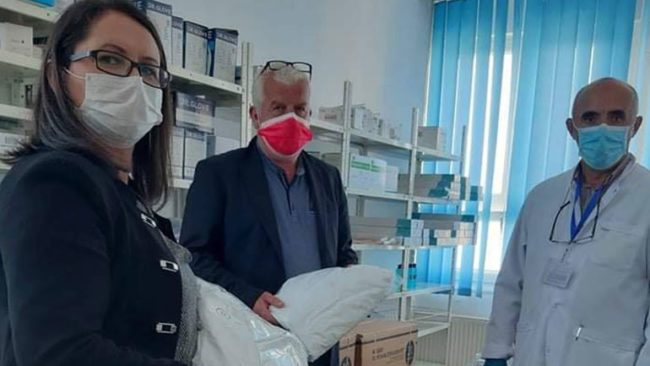 Mërgimtari vitias, Xhavit Islami dhuroi 50 palë rroba për stafin e QKMF-së