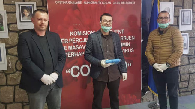 Nënkryetari Arbër Ismajli falënderon Fatlum Rrahmanin për donacionin e dhënë