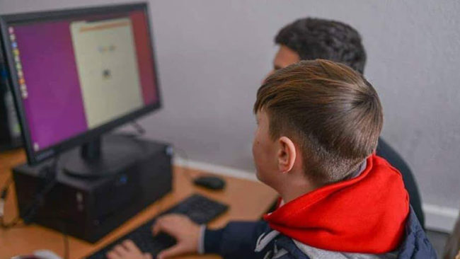 Kamenica u siguron pajisje teknologjike nxënësve nga zonat e thella për ta ndjekur mësimin nga distanca