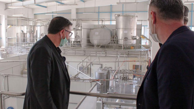 Haziri viziton fabrikën KABI: Jemi krenarë me produktet dhe brendin që ia ka sjell Gjilanit dhe Kosovës