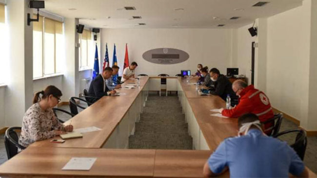 Diskutohet për situatën e krijuar në komunën e Kamenicës nga COVID-19