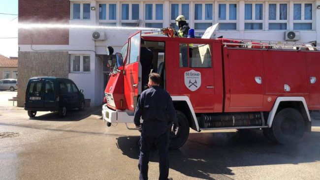 Vitia vazhdon me klorifkimin e hapësirave të ndryshme për të parandaluar përhapjen e virusit COVID-19